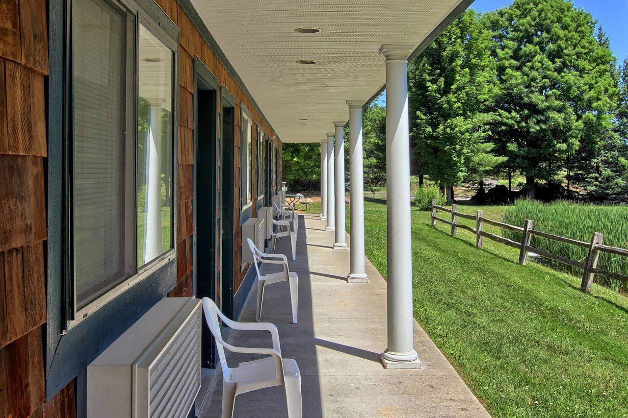 The Legend Cottage Inn Bellaire Экстерьер фото