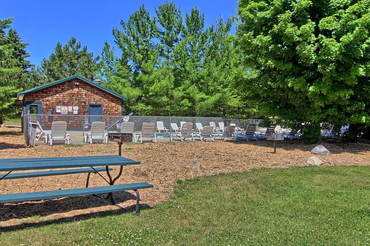 The Legend Cottage Inn Bellaire Экстерьер фото